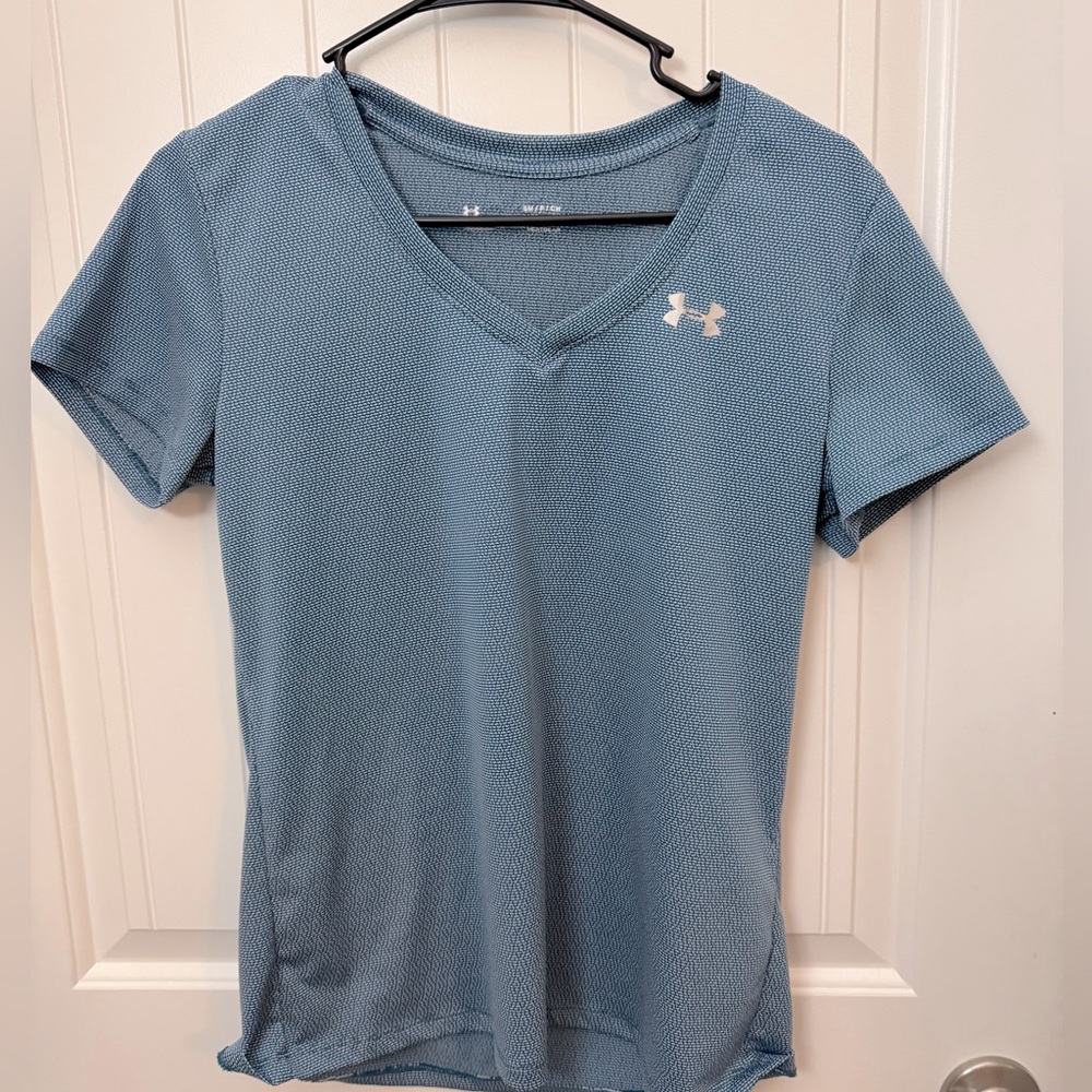 Women’s v neck under armour loose fit shirt. Size small.